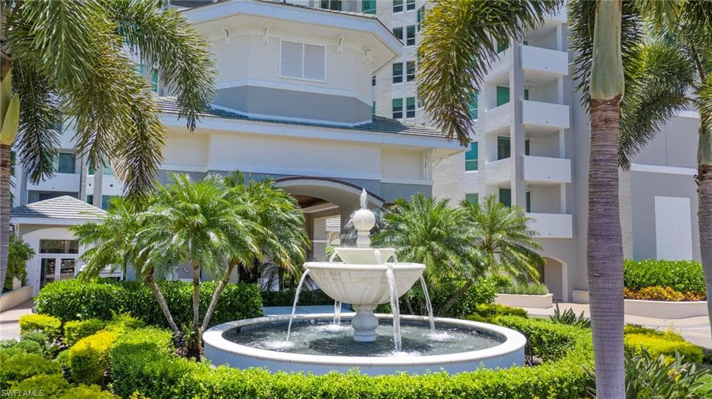 285 GRANDE WAY # 404, NAPLES FL 34110-31