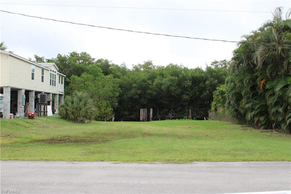 6 Spoonbill AVE, EVERGLADES CITY FL 34139-4