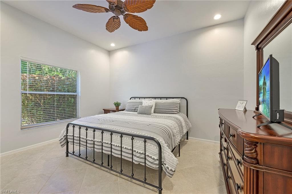300 Wentworth CT, NAPLES FL 34104-16