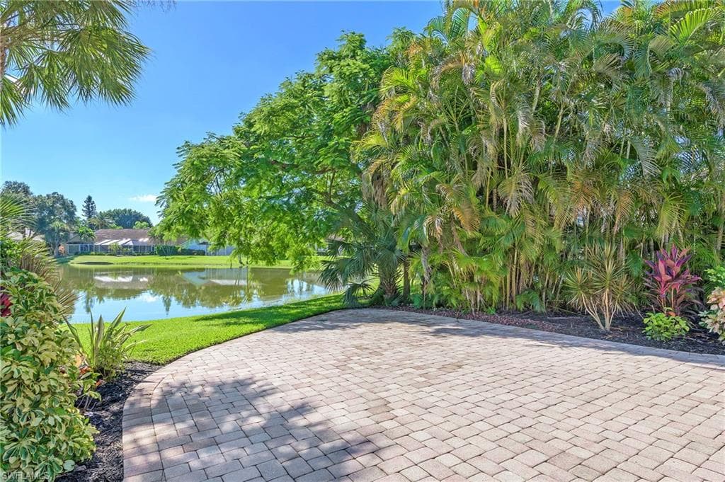 300 Wentworth CT, NAPLES FL 34104-29