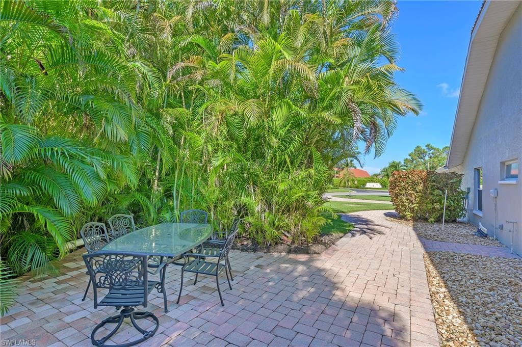300 Wentworth CT, NAPLES FL 34104-30
