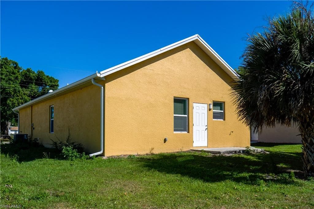 3309 armstrong CT, FORT MYERS FL 33916-17