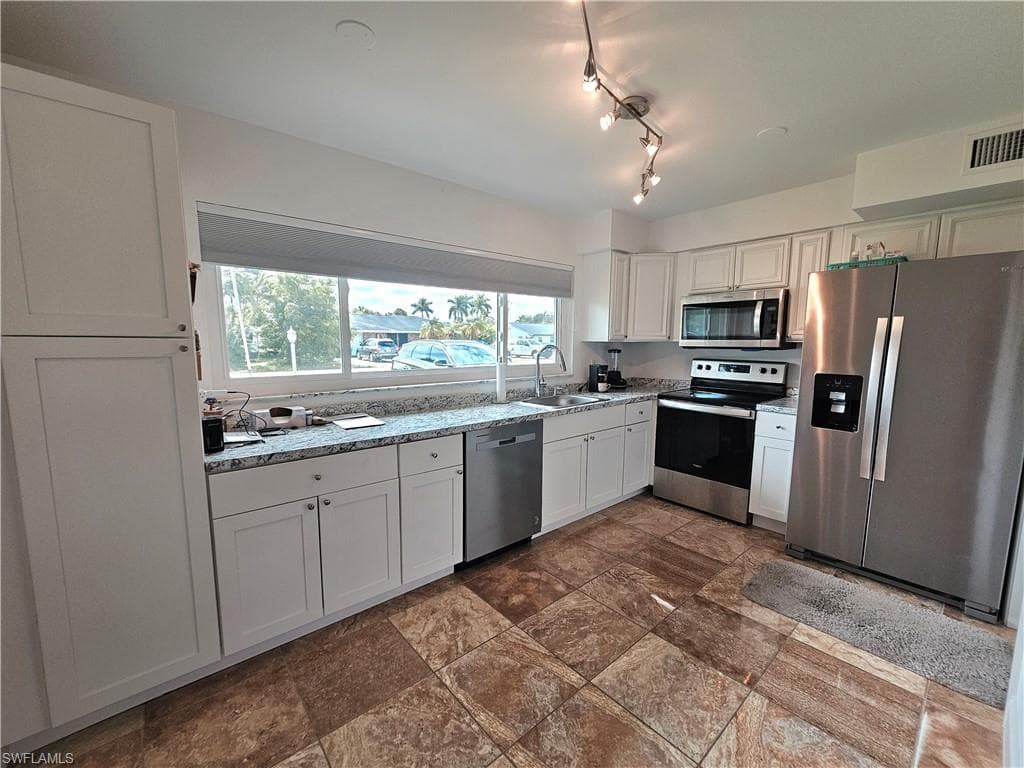 190 Brooks RD, NORTH FORT MYERS FL 33917-2