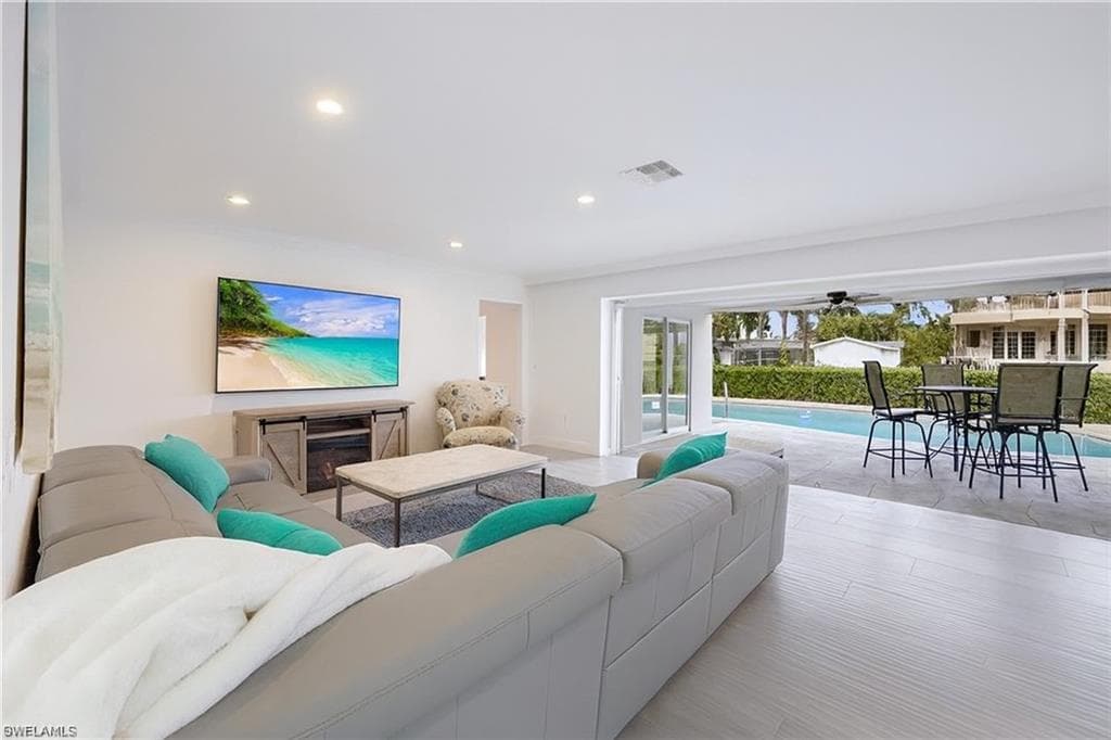 1250 Tuna CT, NAPLES FL 34102-6