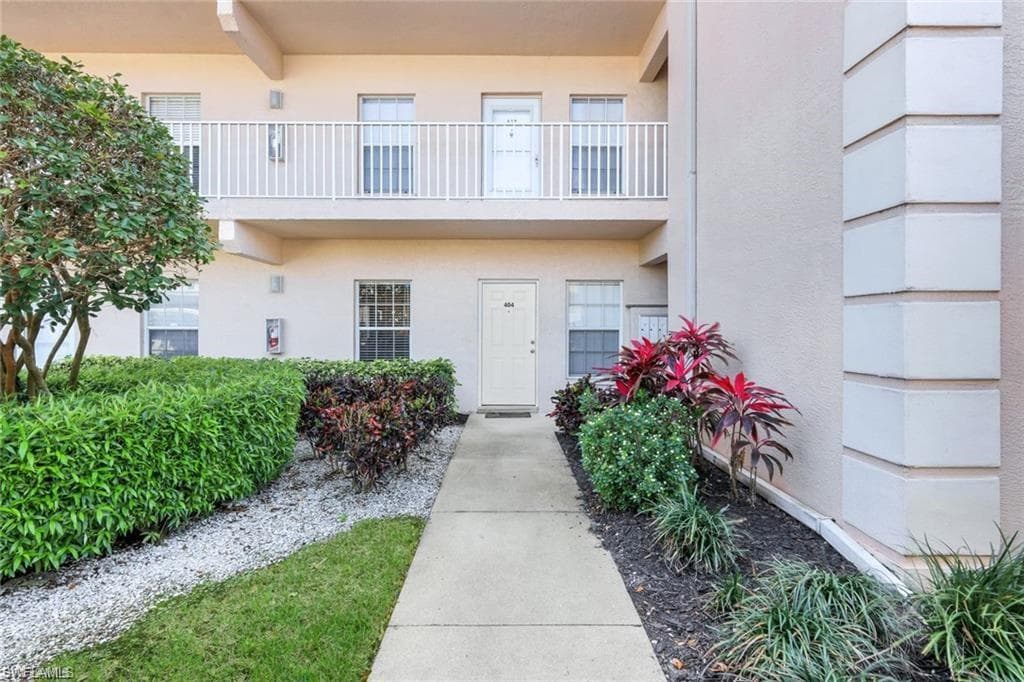 3250 Cypress Glen WAY # 404, NAPLES FL 34109-4