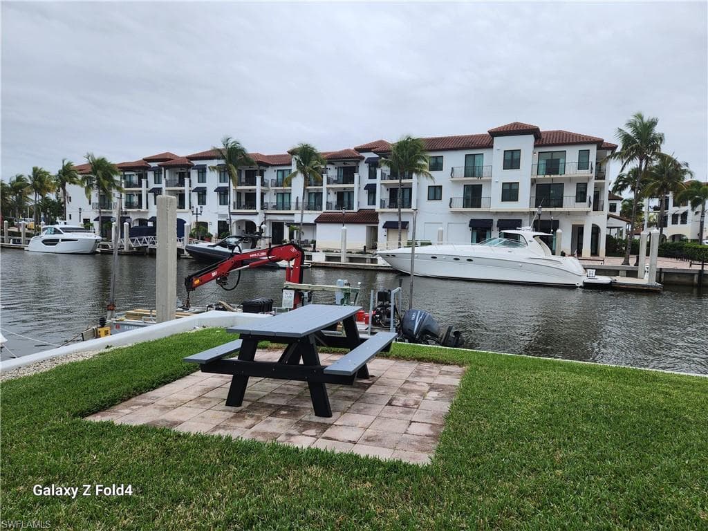 805 RIVER POINT DR # 307, NAPLES FL 34102-25