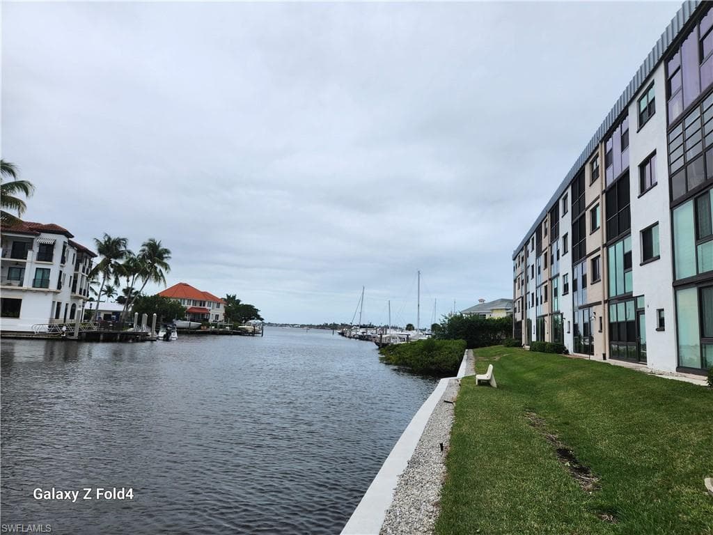 805 RIVER POINT DR # 307, NAPLES FL 34102-2