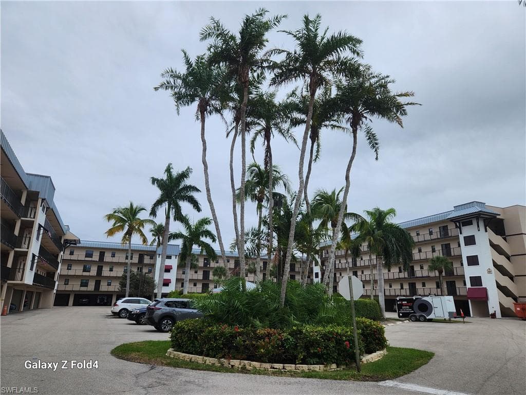 805 RIVER POINT DR # 307, NAPLES FL 34102-18