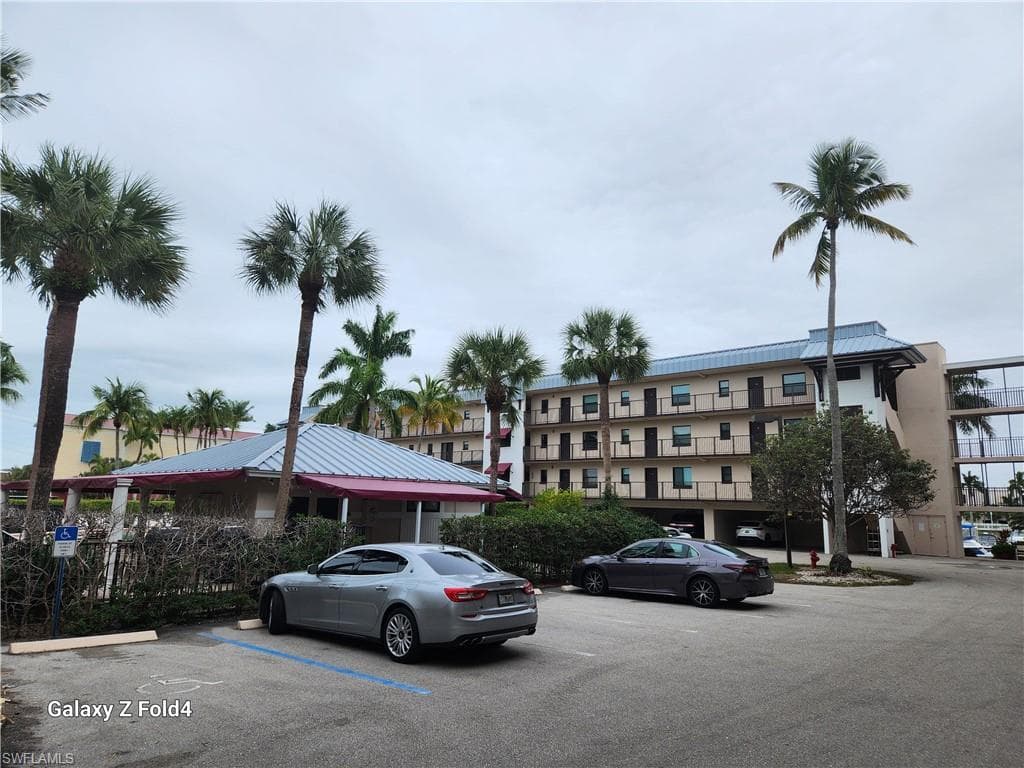 805 RIVER POINT DR # 307, NAPLES FL 34102-3