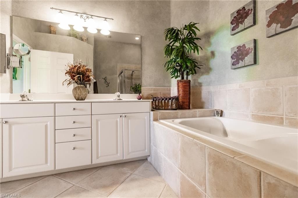 3011 Meandering WAY # 202, FORT MYERS FL 33905-25