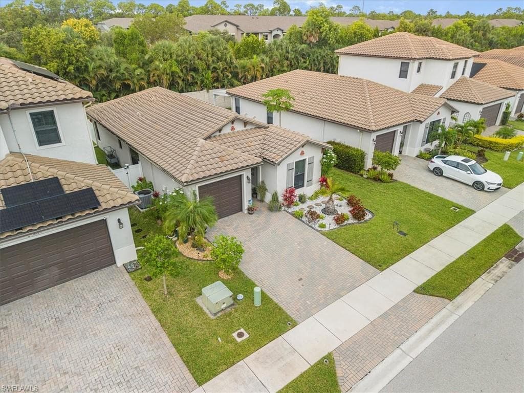 8805 Madrid CIR, NAPLES FL 34104-1