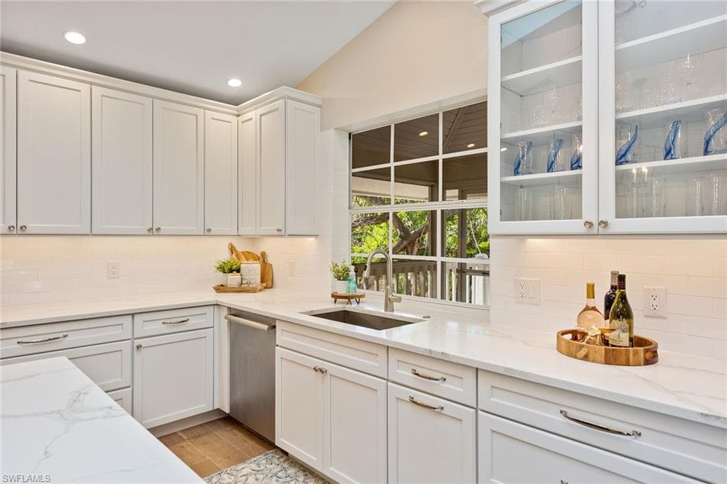 381 Leatherfern LN, MARCO ISLAND FL 34145-7