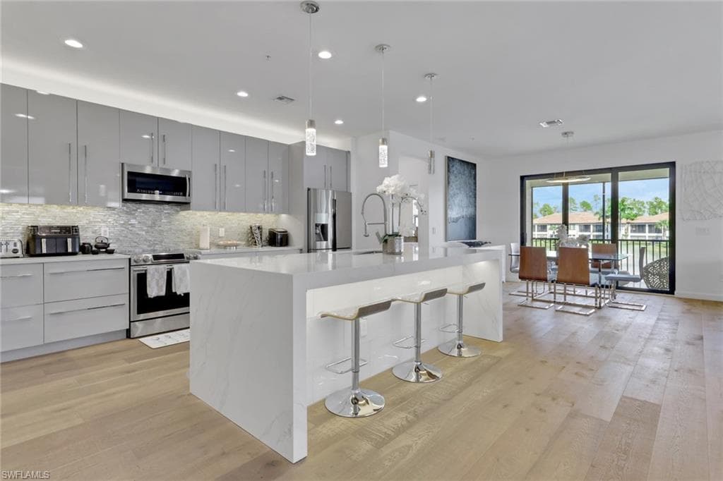 15161 Palmer Lake CIR # 202, NAPLES FL 34109-5