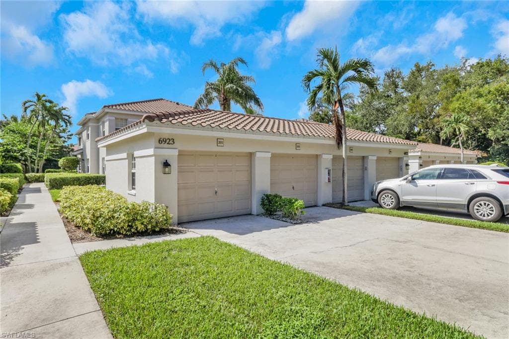 6923 Satinleaf RD N # 101, NAPLES FL 34109-26