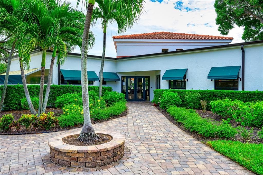 586 Beachwalk CIR # 305, NAPLES FL 34108-26