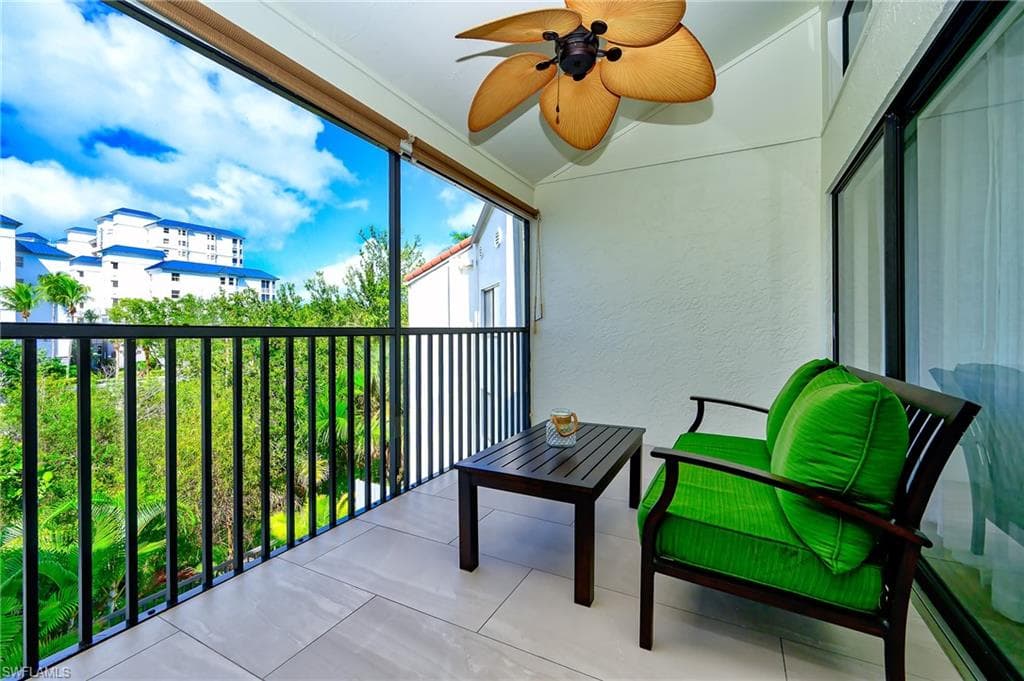 586 Beachwalk CIR # 305, NAPLES FL 34108-1