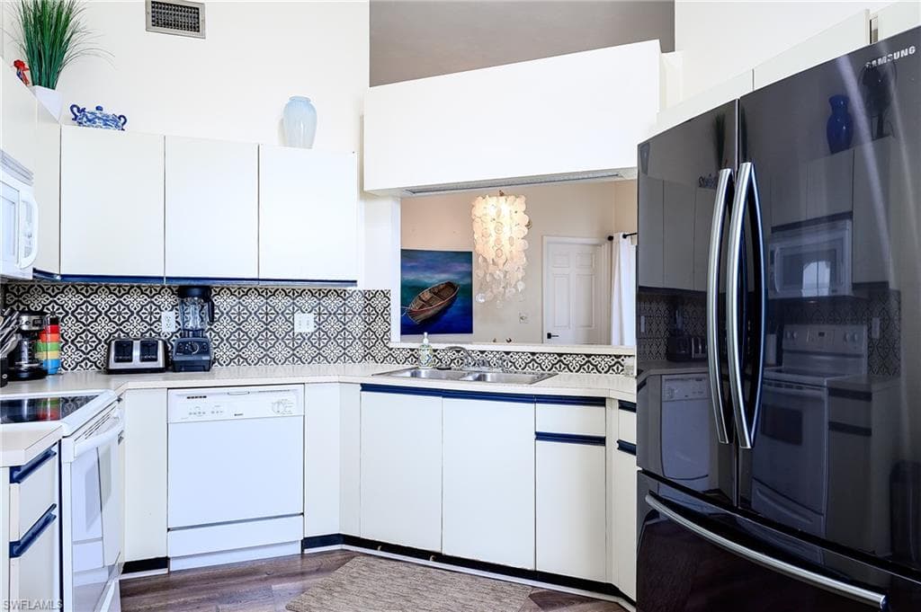 586 Beachwalk CIR # 305, NAPLES FL 34108-6