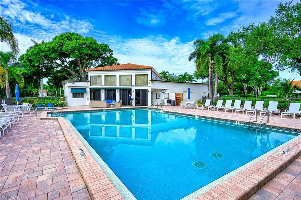 586 Beachwalk CIR # 305, NAPLES FL 34108-2