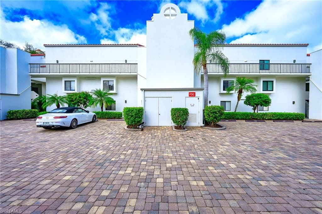586 Beachwalk CIR # 305, NAPLES FL 34108-4