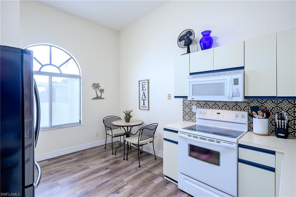 586 Beachwalk CIR # 305, NAPLES FL 34108-8