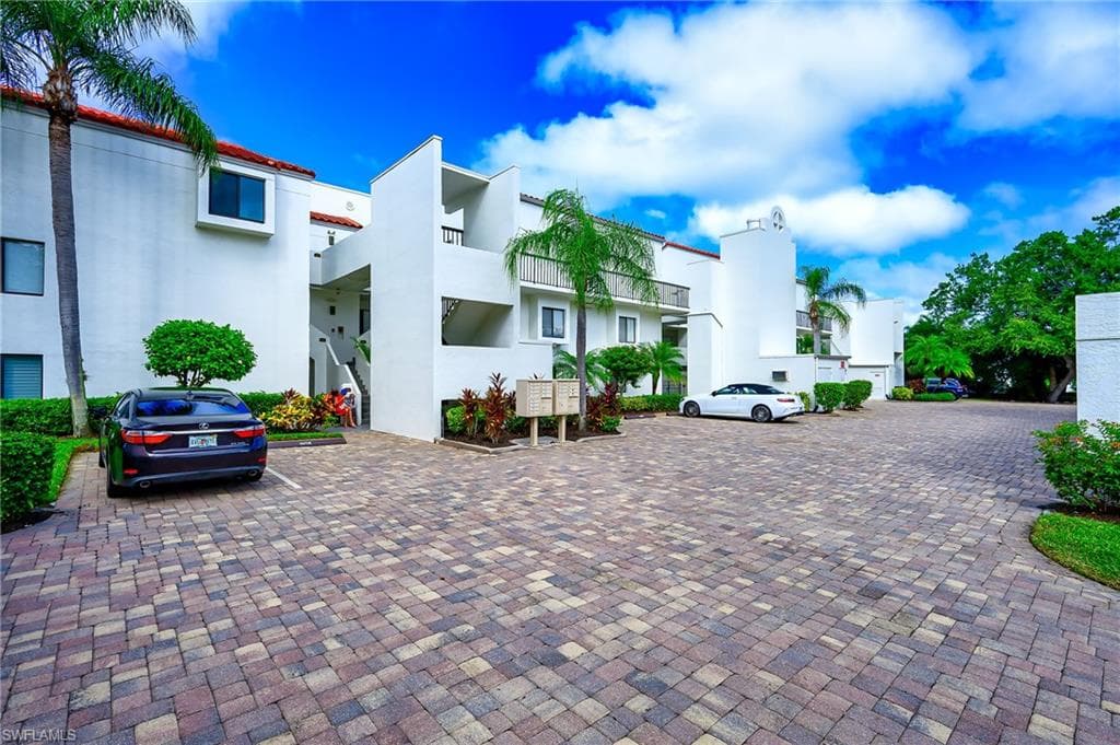 586 Beachwalk CIR # 305, NAPLES FL 34108-3