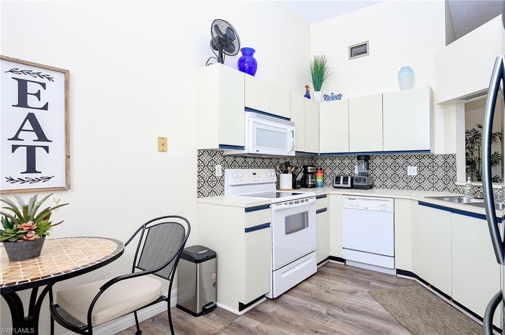586 Beachwalk CIR # 305, NAPLES FL 34108-7