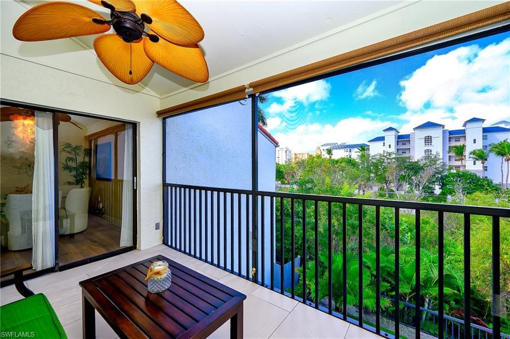 586 Beachwalk CIR # 305, NAPLES FL 34108-24