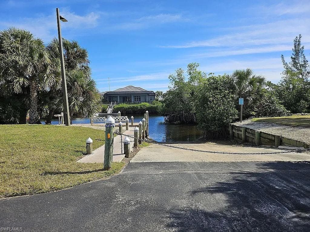 6123 Lake Front DR, FORT MYERS FL 33908-21