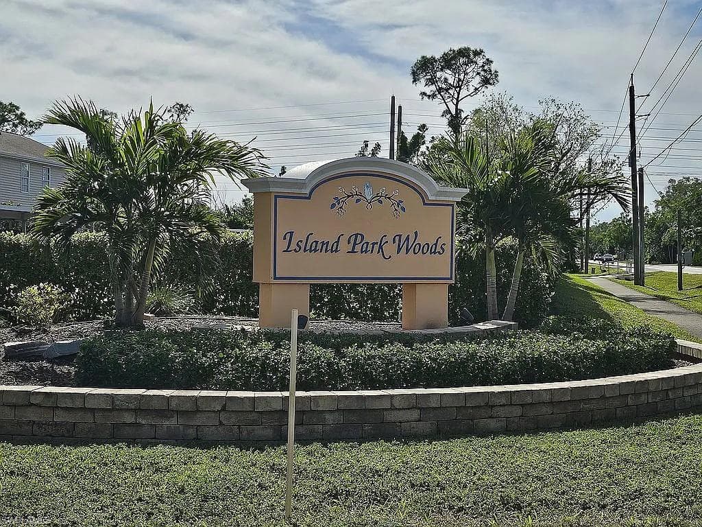 6123 Lake Front DR, FORT MYERS FL 33908-19