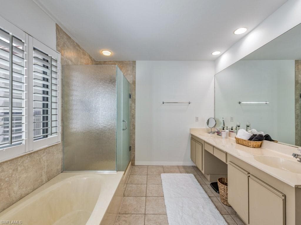 825 Reef Point CIR, NAPLES FL 34108-11