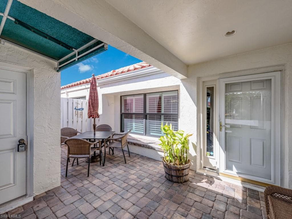 825 Reef Point CIR, NAPLES FL 34108-2