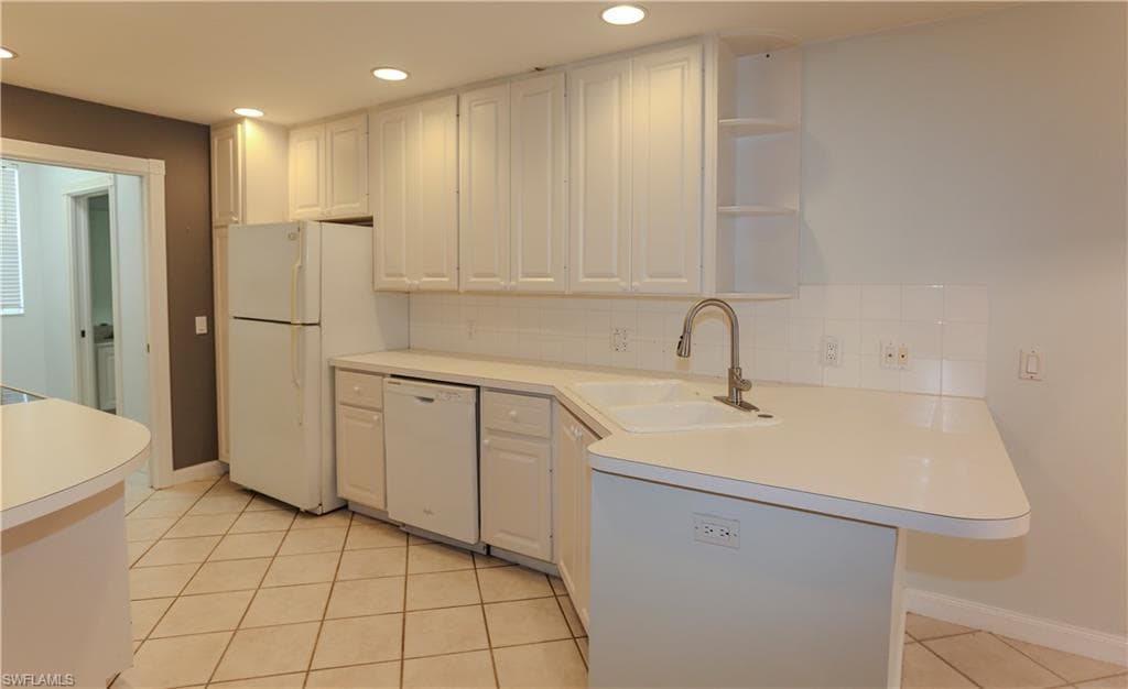 5823 Cove CIR # 8, NAPLES FL 34119-5