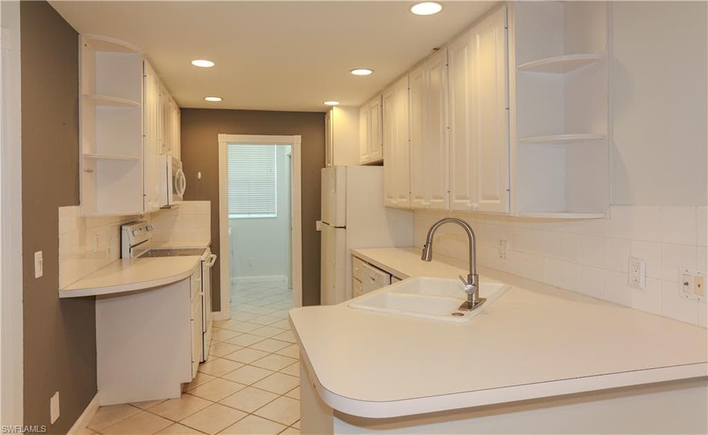 5823 Cove CIR # 8, NAPLES FL 34119-4