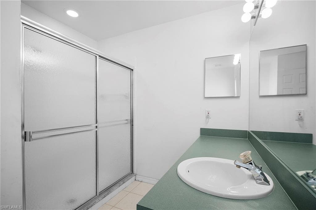 2932 Holly RD, FORT MYERS FL 33901-26