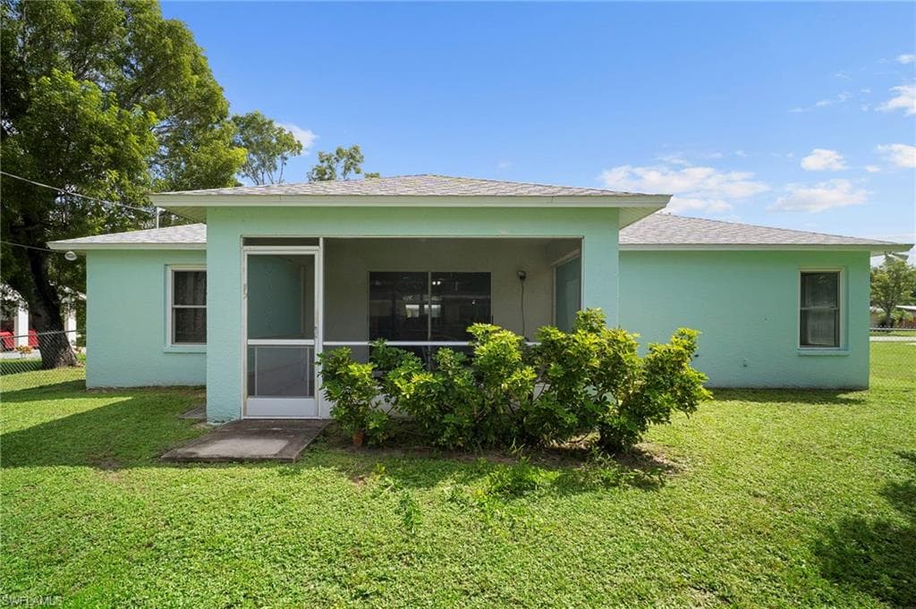 2932 Holly RD, FORT MYERS FL 33901-1