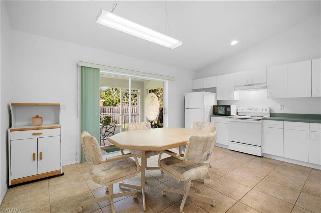 2932 Holly RD, FORT MYERS FL 33901-17