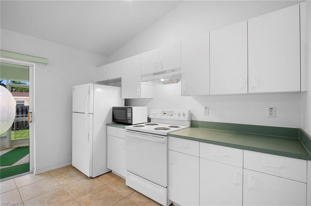 2932 Holly RD, FORT MYERS FL 33901-14