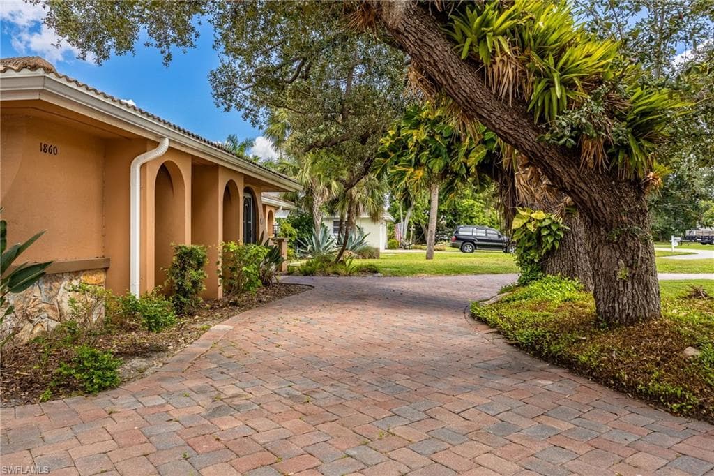 1860 Marina CIR, NORTH FORT MYERS FL 33903-3