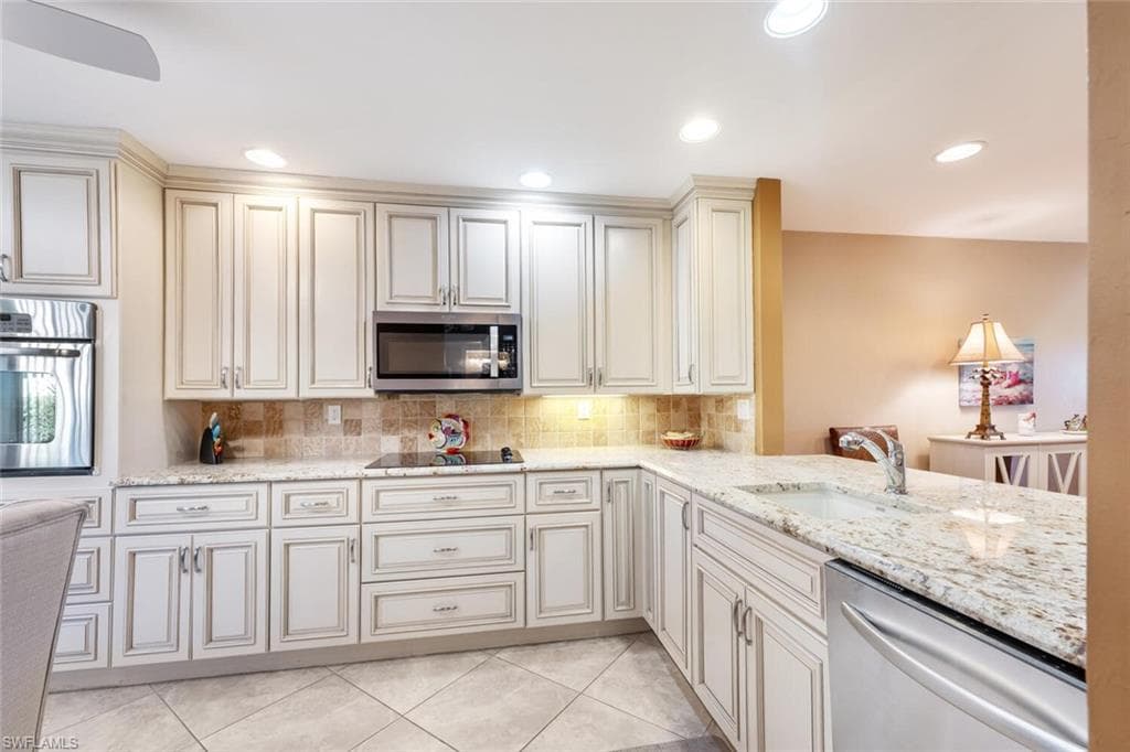 20 Water Oaks WAY # 10, NAPLES FL 34105-11