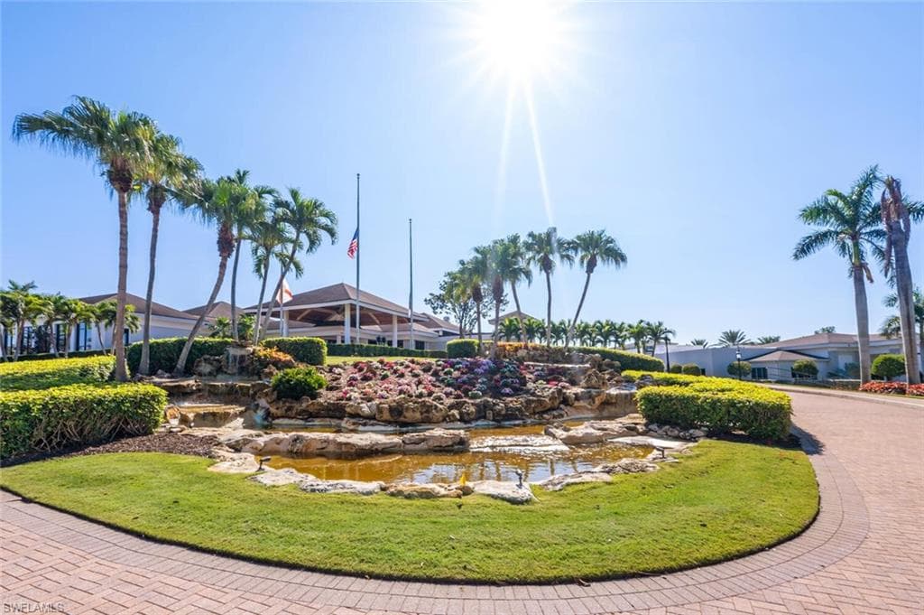 20 Water Oaks WAY # 10, NAPLES FL 34105-3