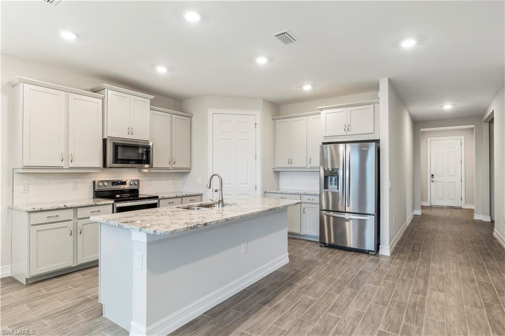 548 Spring Hill Lake LOOP, CAPE CORAL FL 33993-9