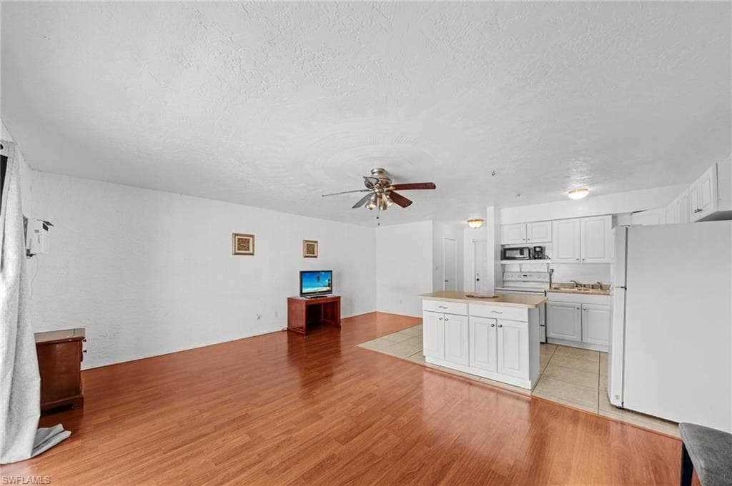 830 Wiggins Pass RD # 14, NAPLES FL 34110-4