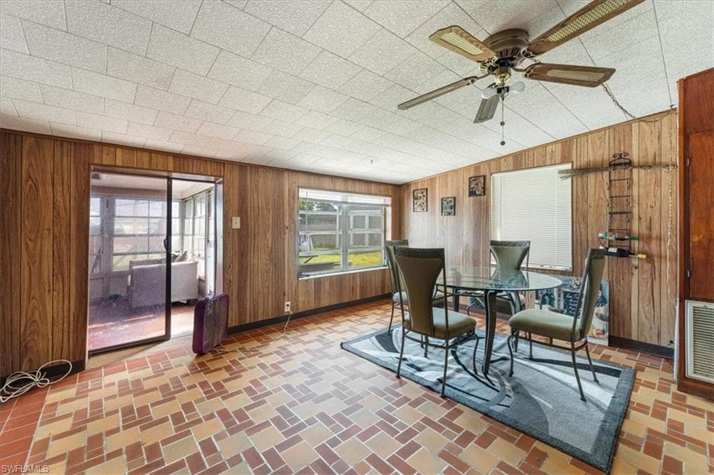 298 Lakeview DR, NORTH FORT MYERS FL 33917-4