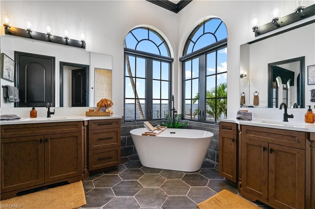 3914 W Riverside DR, FORT MYERS FL 33901-34