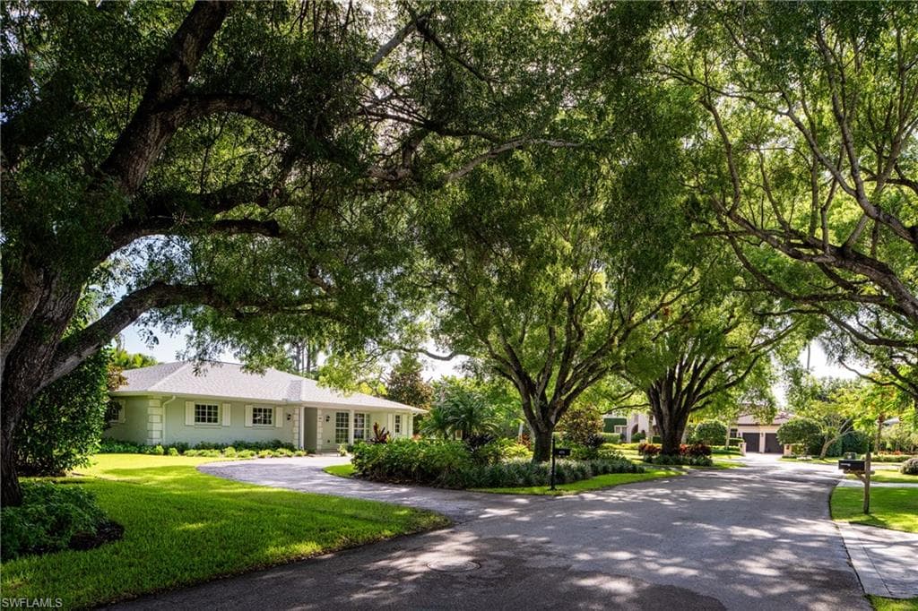 675 Yucca RD, NAPLES FL 34102-21