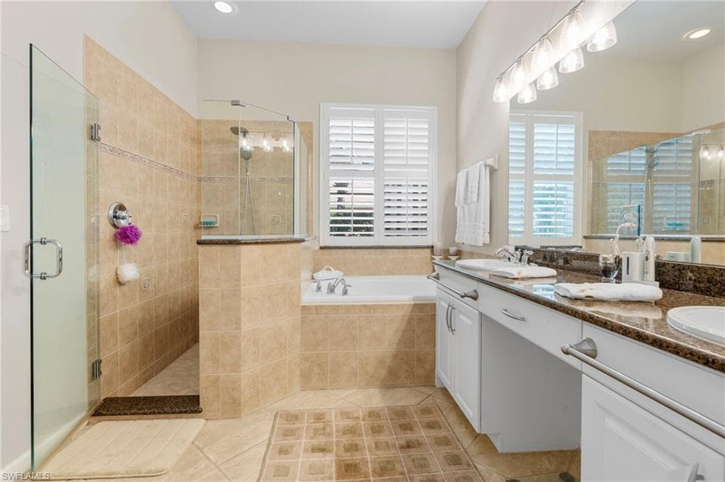 8193 Valiant DR, NAPLES FL 34104-16