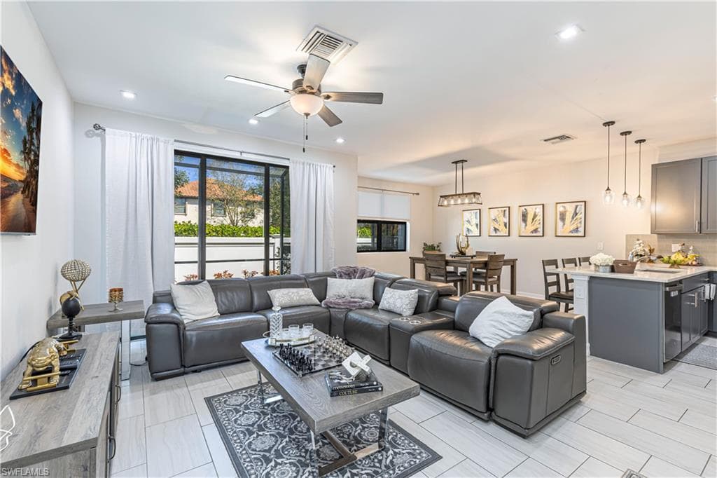 7538 Rockefeller DR, NAPLES FL 34119-1