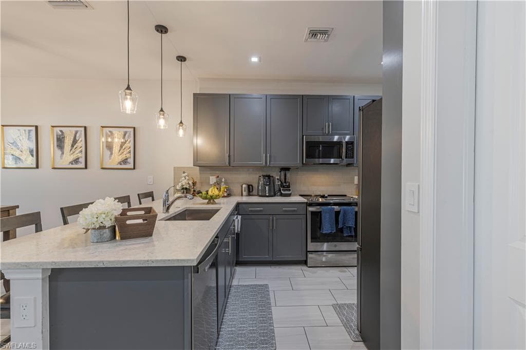 7538 Rockefeller DR, NAPLES FL 34119-5