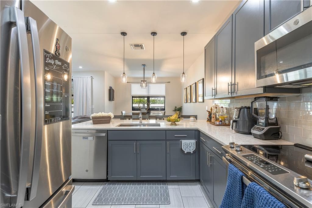 7538 Rockefeller DR, NAPLES FL 34119-6