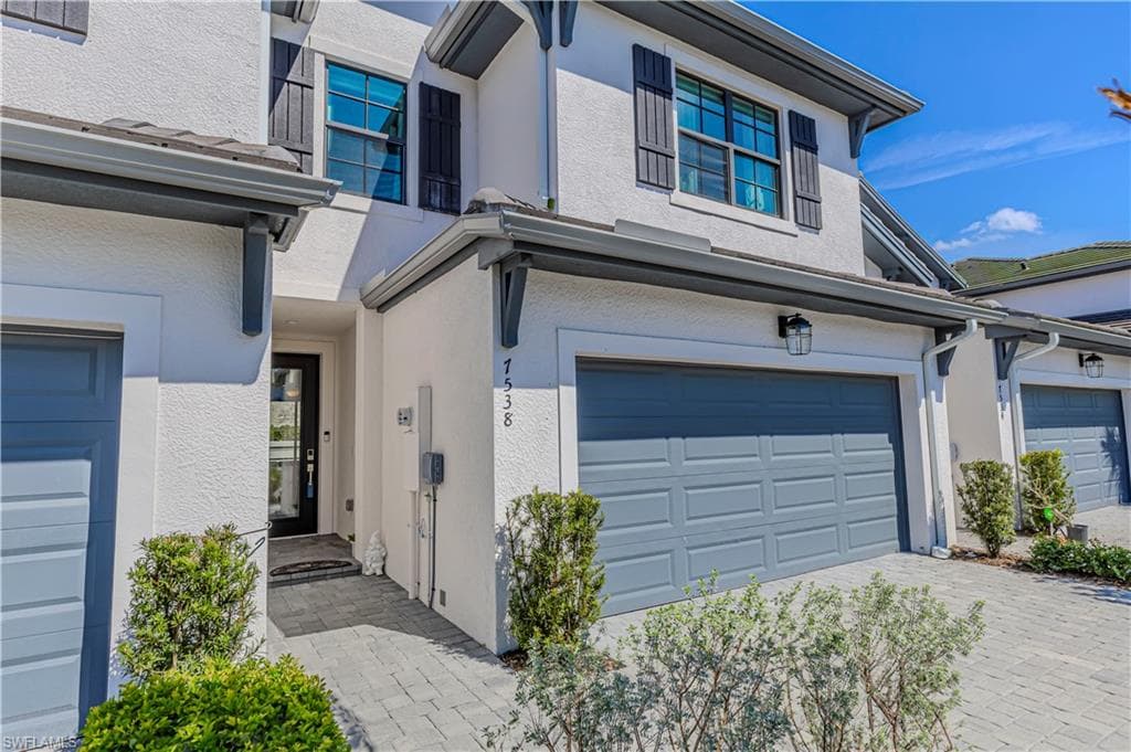 7538 Rockefeller DR, NAPLES FL 34119-29